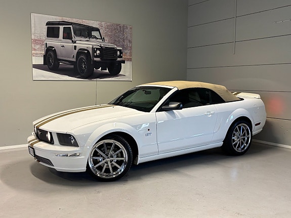 Ford Mustang 2 of 5