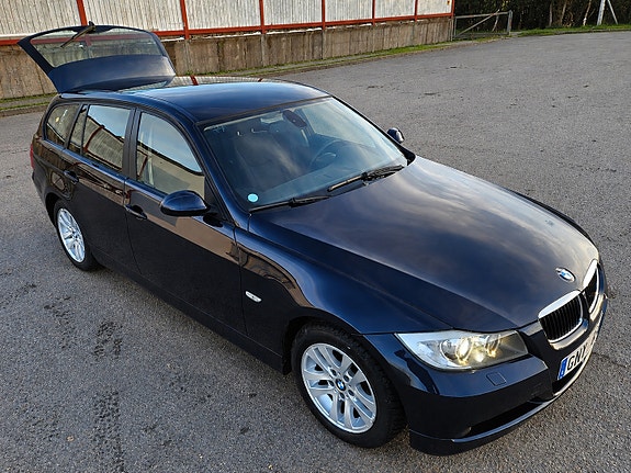 BMW 320i 3 of 8