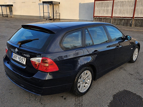 BMW 320i 2 of 8