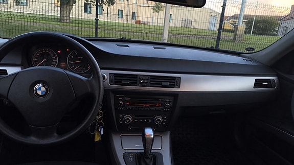 BMW 320i 6 of 8