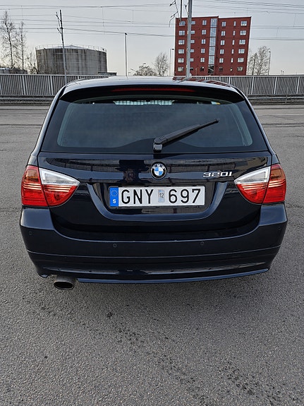 BMW 320i 4 of 8