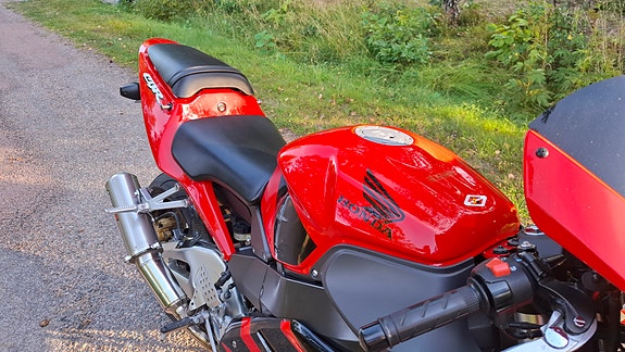 Honda CBR900RR 7 of 16