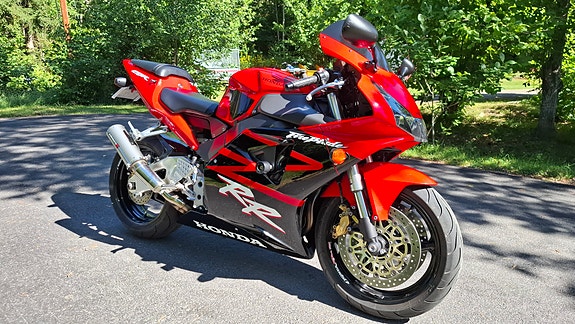 Honda CBR900RR 2 of 16