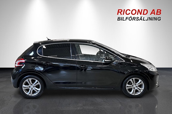 Peugeot 208 2 of 5