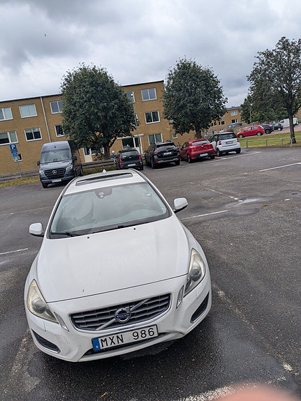 Volvo V60 2 of 5