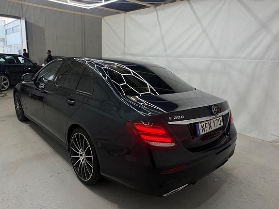 Mercedes-Benz E200 9 of 16