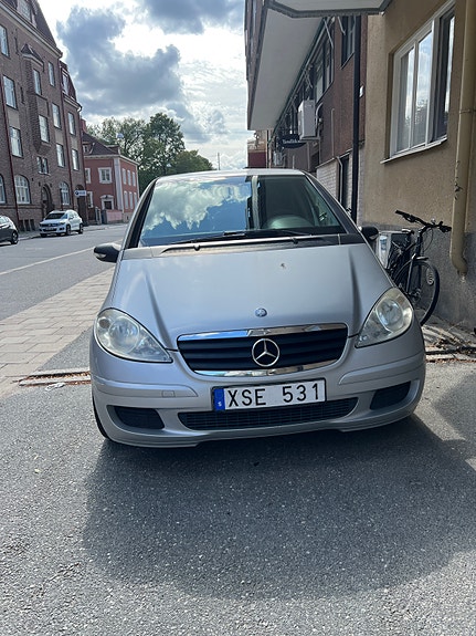 Mercedes-Benz A180 2 of 8