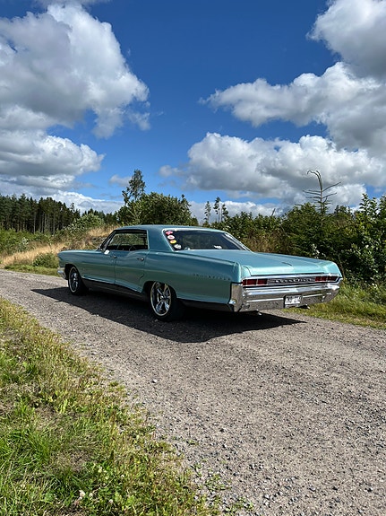 Pontiac Bonneville 2 of 5