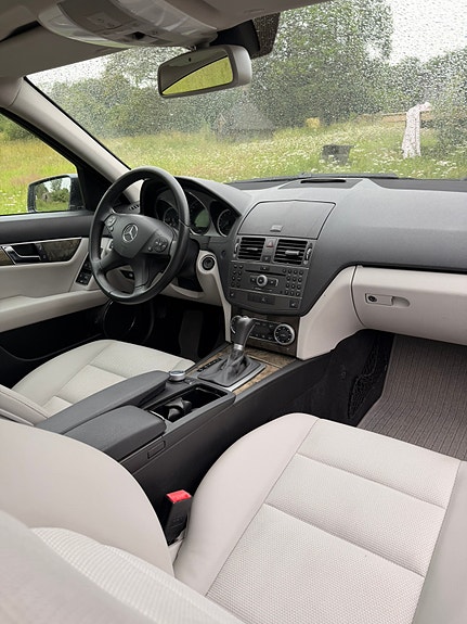 Mercedes-Benz C350 3 of 4