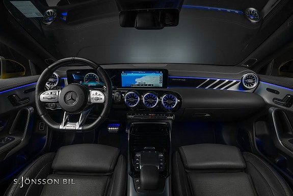 Mercedes-Benz CLA35 13 of 19