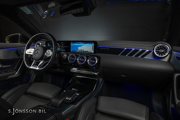 Mercedes-Benz CLA35 11 of 19