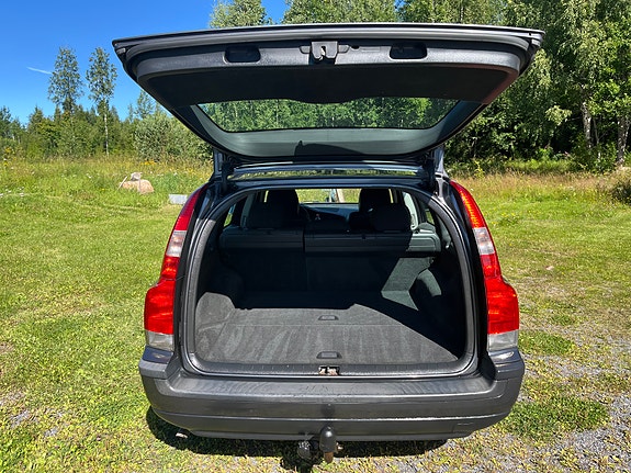 Volvo V70 2 of 4