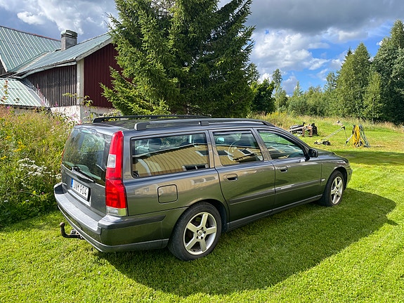 Volvo V70 3 of 4