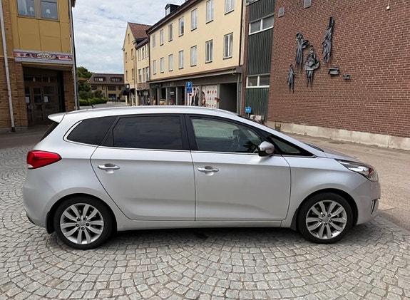 Kia Carens 3 of 6
