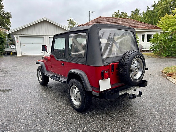 Jeep Wrangler 3 of 5
