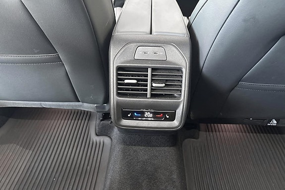 Volkswagen Passat 11 of 14