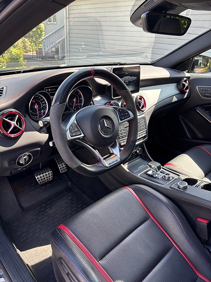 Mercedes-Benz GLA45 8 of 13