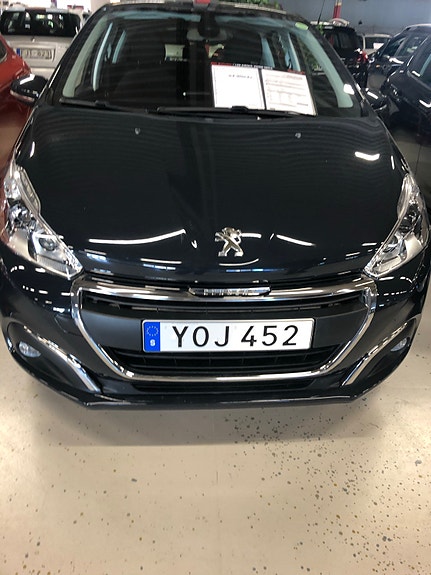 Peugeot 208 2 of 5