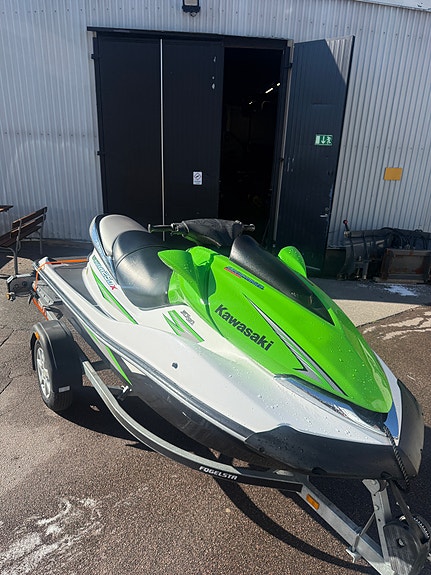 Välvårdad vattenskoter Kawasaki ultra 250x 2 of 2