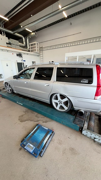Volvo V70 4 of 5
