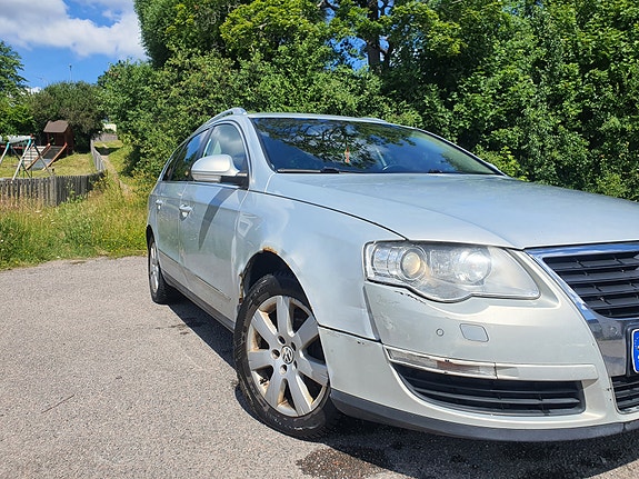 Volkswagen Passat 2 of 5