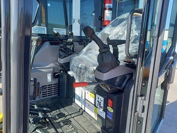 Komatsu PC26MR-5 6 of 9