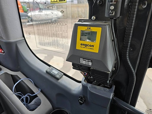 Komatsu PC 240 LC-11 7 of 14