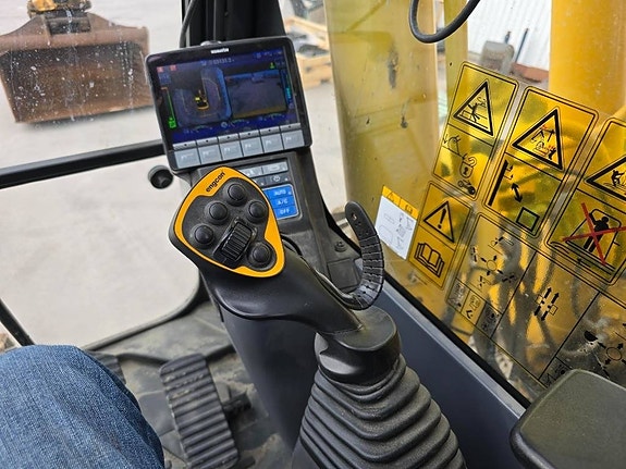 Komatsu PC 240 LC-11 6 of 14