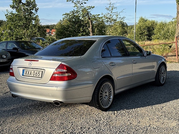Mercedes-Benz E300 de 4 of 5