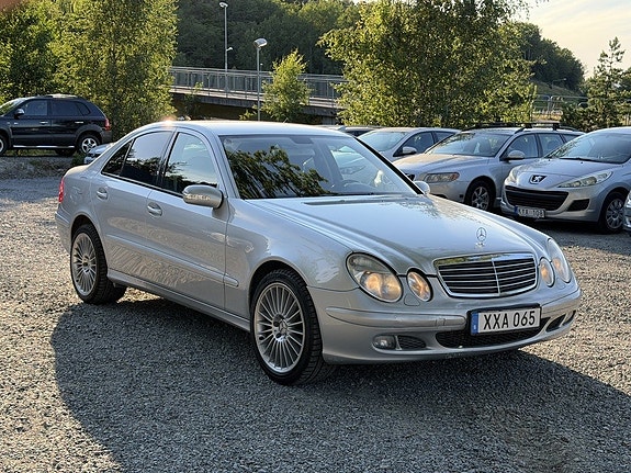 Mercedes-Benz E300 de 2 of 5
