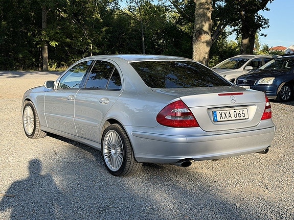 Mercedes-Benz E300 de 3 of 5