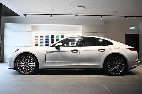 Porsche Panamera 4S 4 of 5