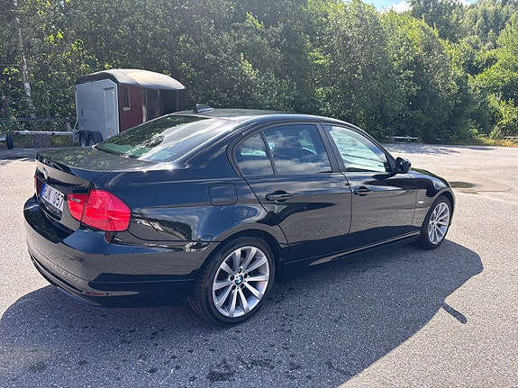 BMW 320d 4 of 5