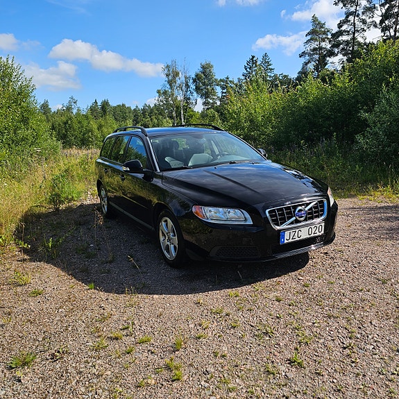 Volvo V70 2 of 4
