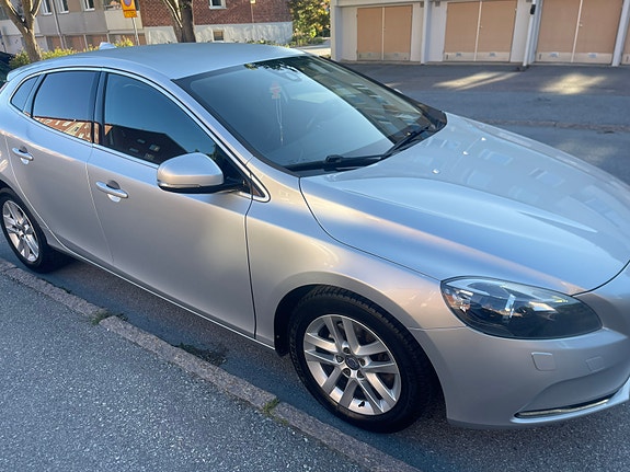Volvo V40 2 of 5