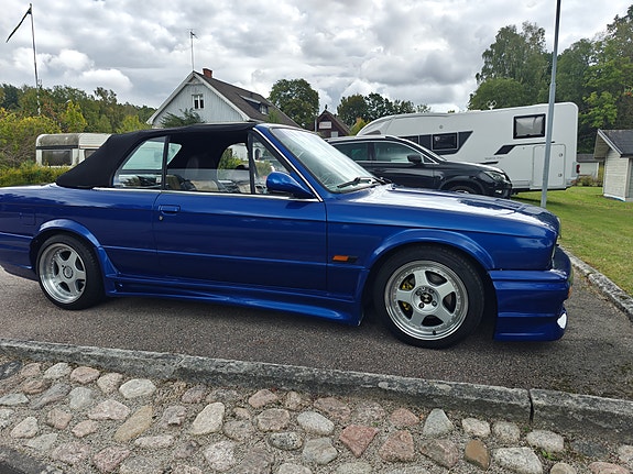 BMW 320i 3 of 5