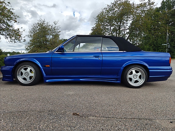 BMW 320i 4 of 5