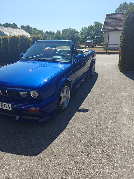 BMW 320i 3 of 5