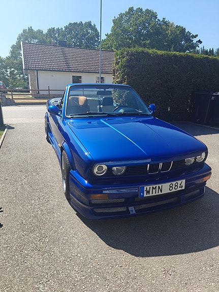 BMW 320i 4 of 5