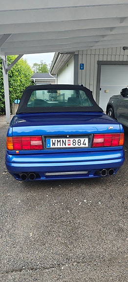 BMW 320i 2 of 5
