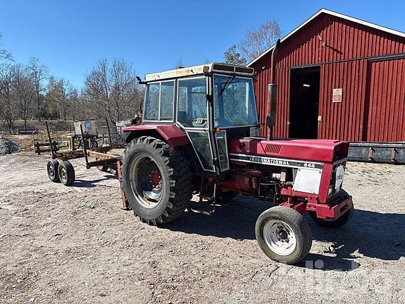 Traktor med skogsvagn INTERNATIONAL 844 3 of 6