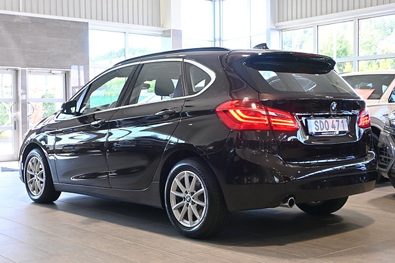 BMW 218d 3 of 5