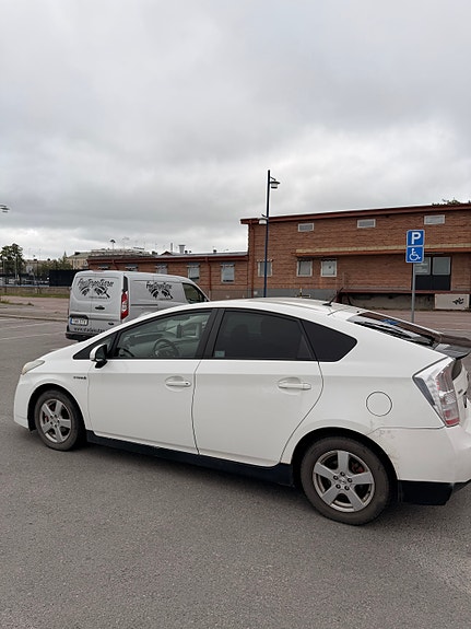 Toyota Prius 3 of 8