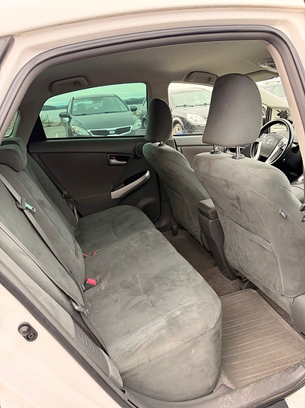 Toyota Prius 6 of 8