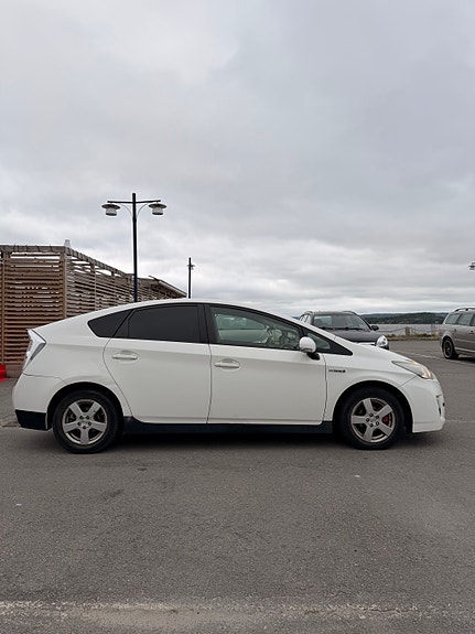 Toyota Prius 2 of 8
