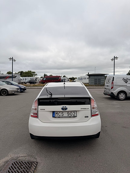 Toyota Prius 4 of 8