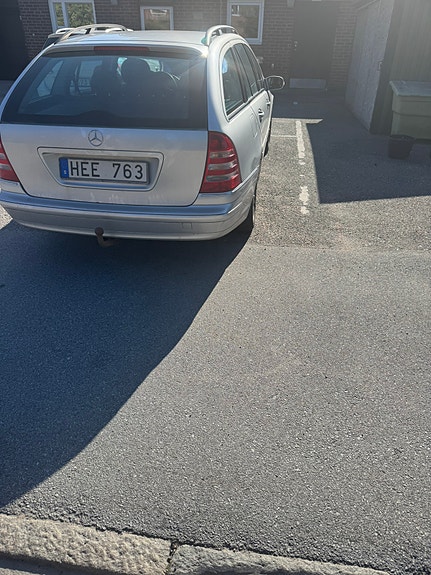 Mercedes-Benz C180 3 of 4