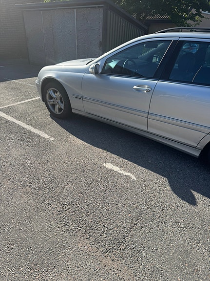 Mercedes-Benz C180 2 of 4