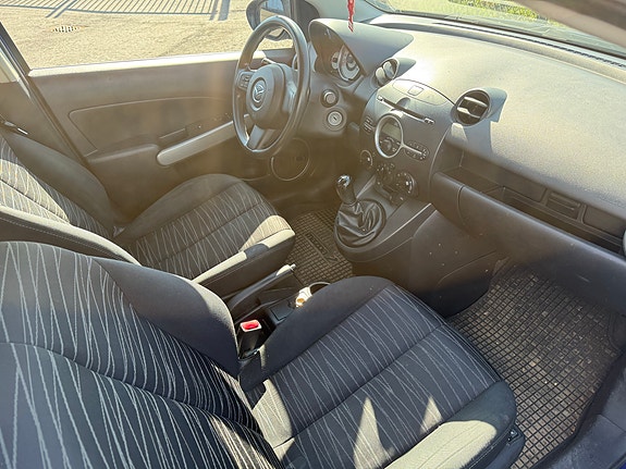Mazda 2 3 of 5