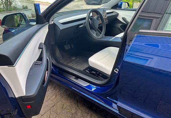 Tesla Model 3 2 of 5